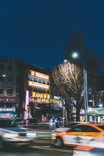 夜间经过建筑物的车辆